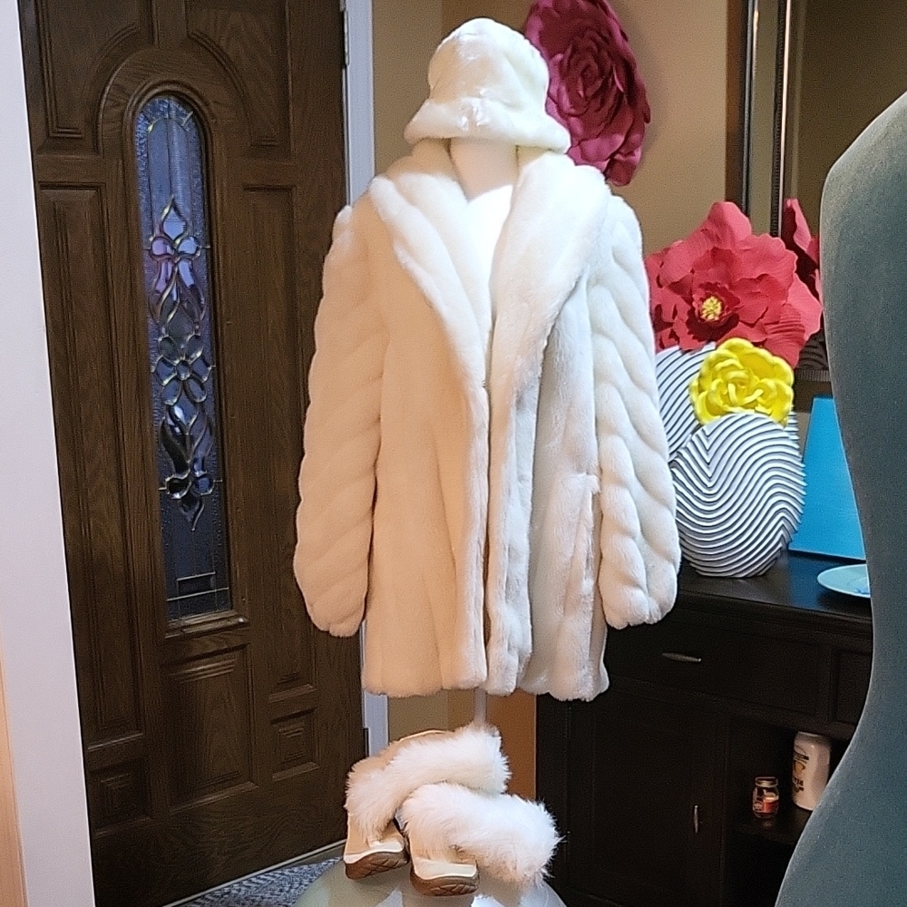 Luxurious White Teddy Jacket with Plush Oversized Fit Does Come With Hat...